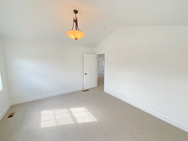 Building Photo - 5 Bedroom Home Available Near Baptist Rd &...