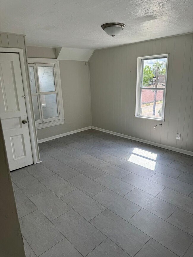 Building Photo - 2050 Monongahela Ave