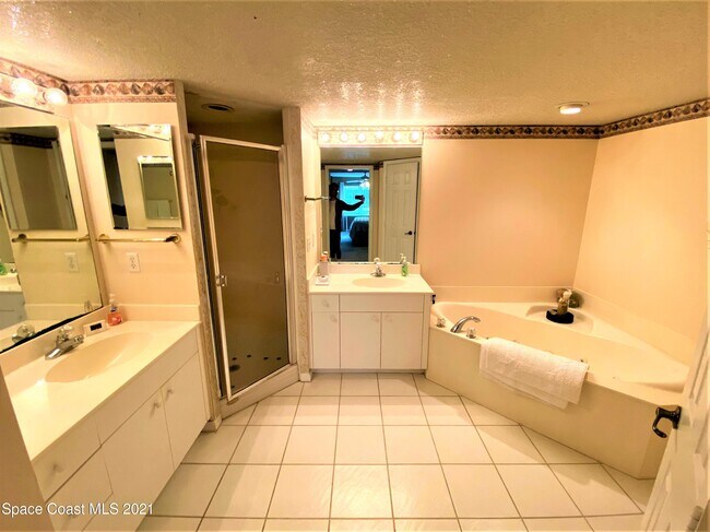 Building Photo - 603 Shorewood Dr