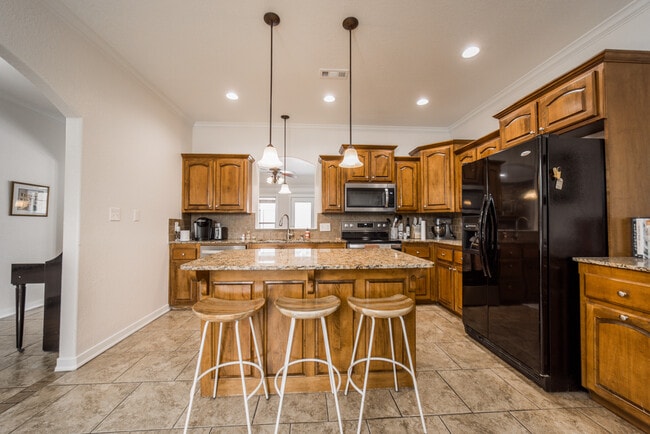 Building Photo - 3960 W Mountain View Dr