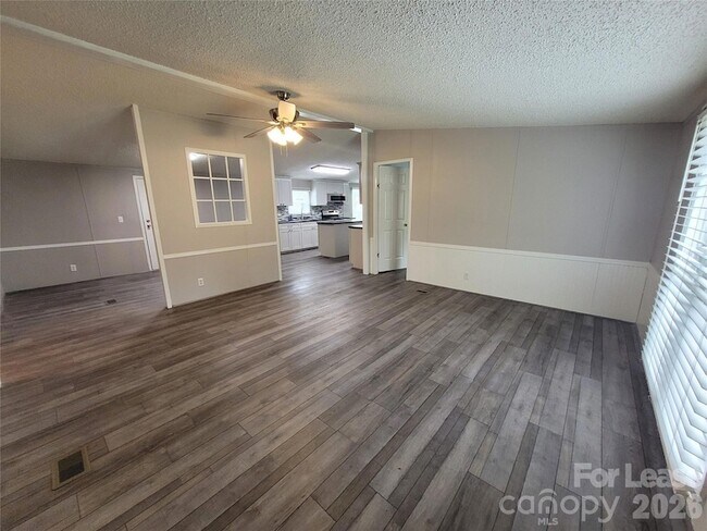 Building Photo - 179 Family Cir