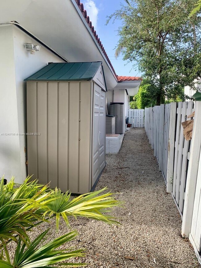 Building Photo - 1001 Surfside Blvd