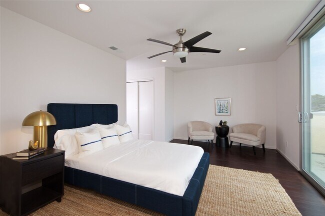 Building Photo - Beautiful 2-Bedroom Townhome in Hillcrest with Private Balconies & Attached Garage