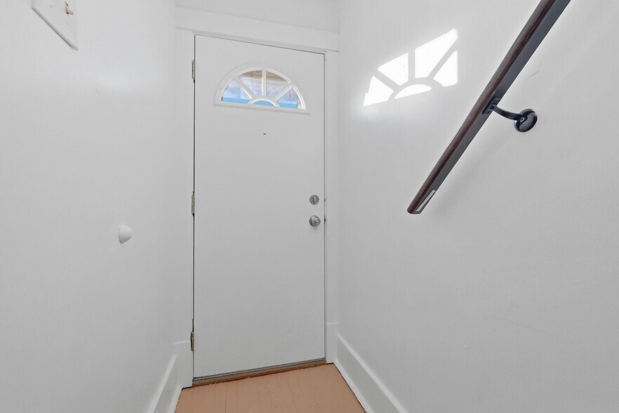 Building Photo - 2303 Sherbrook St