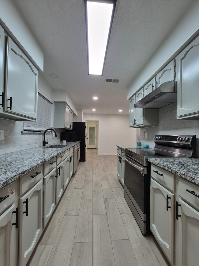 Building Photo - 3402 Cascadia Dr