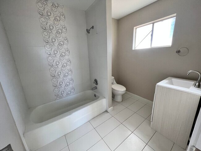 Building Photo - 1400 Monte Negro Dr