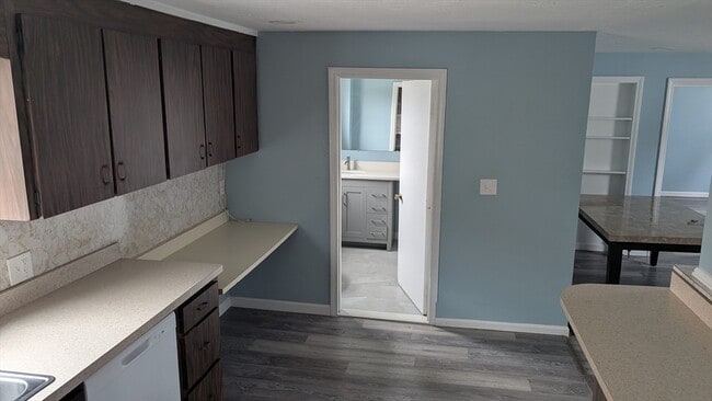 Building Photo - 716 Main St