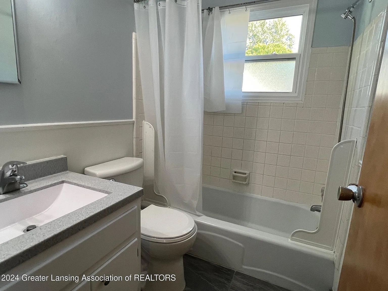 Bathroom - 1874 Adelpha Ave