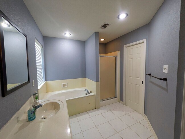 Building Photo - 7647 Rosewood Dr