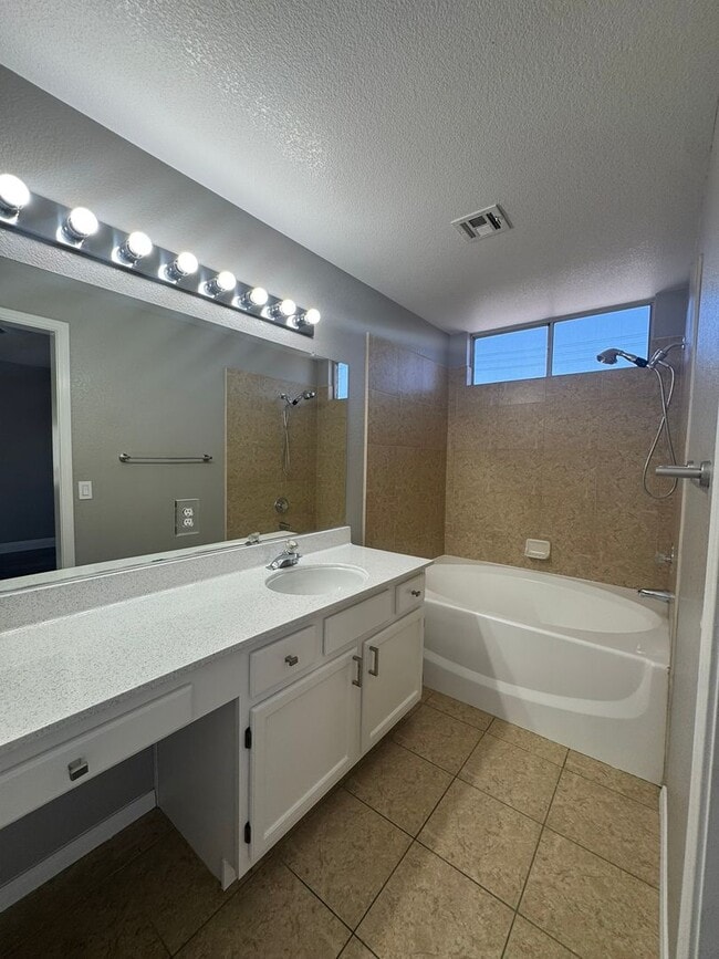 Building Photo - Beautifully Renovated 2 Bed Single Story Home