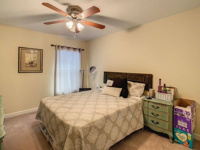 Building Photo - Three Bedrooms Plus private office.