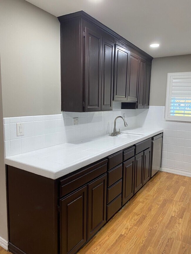 Building Photo - Spacious house with Skylights, Hardwood floors, Family room and Gardener