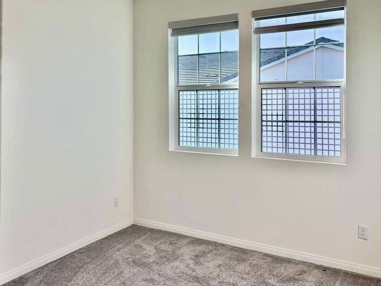 Building Photo - 8906 Jasmine Dr