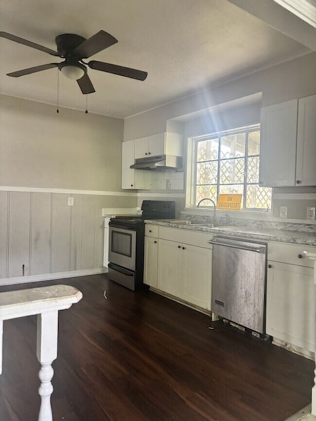 Building Photo - 5211 Robinson Rd