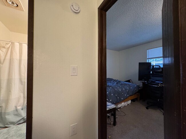 Building Photo - 2 Bedroom 1.5 Bath Townhouse near WWU and Fairhaven w/ Attached Garage