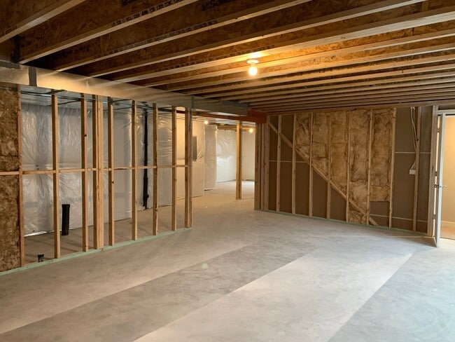 Building Photo - BEAUTIFUL LAKE POINT RAMBLER AVAILABLE July 8th!