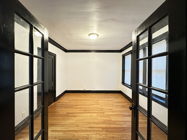 Building Photo - 415 E 80th St