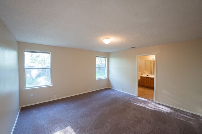 Building Photo - Spacious home over 1800 sqft!