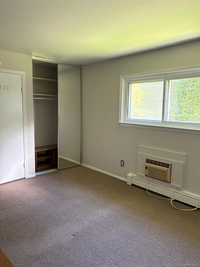 Building Photo - 4 Fishkill Glen Dr