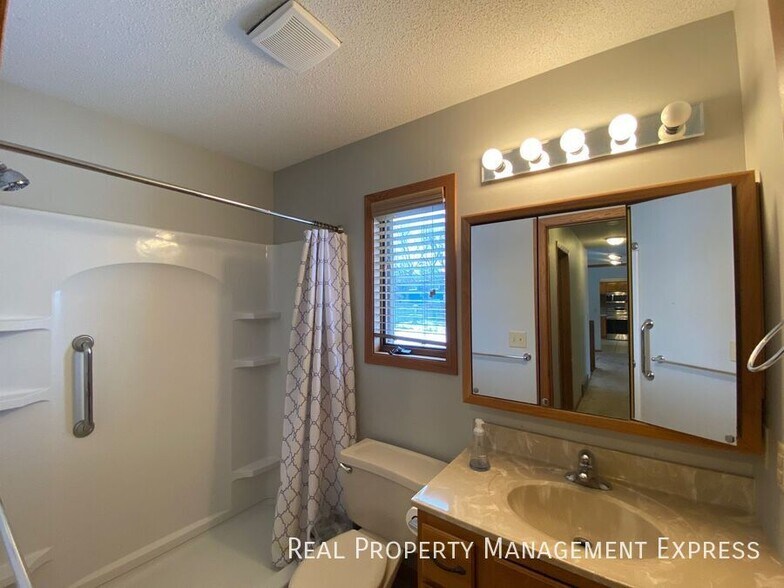 Building Photo - Spacious 4 bedroom 3 bathroom