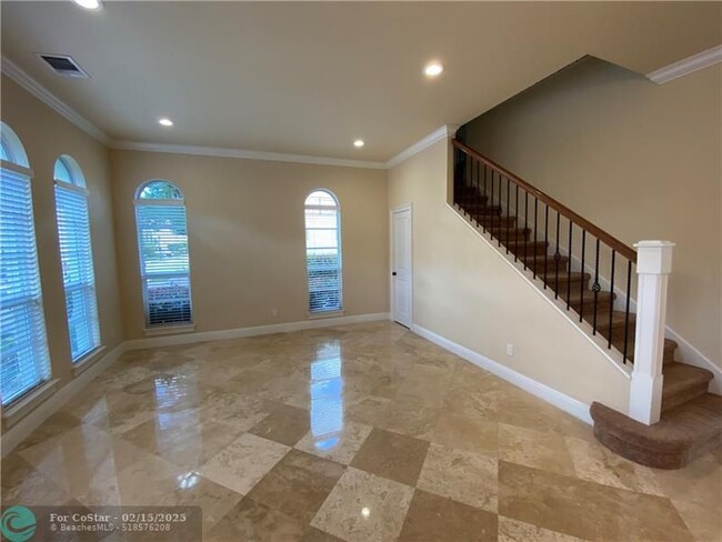 Building Photo - 105 Via Floresta Dr
