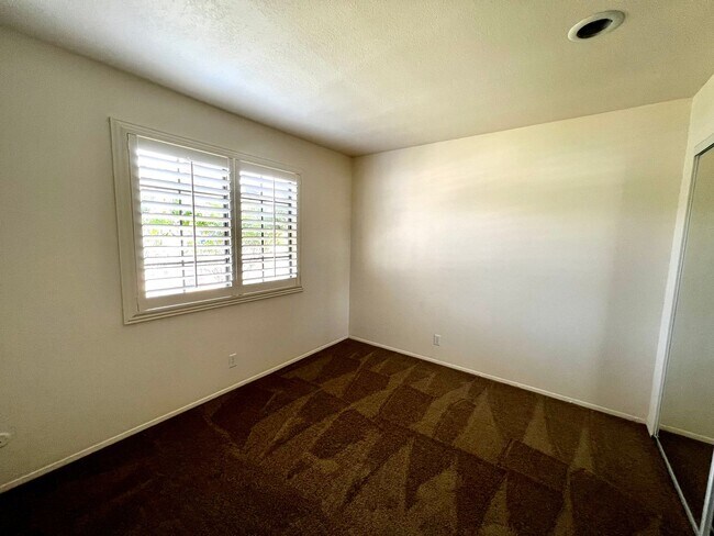 Building Photo - Great 3B/2BA House in Escondido w/ AC & At...