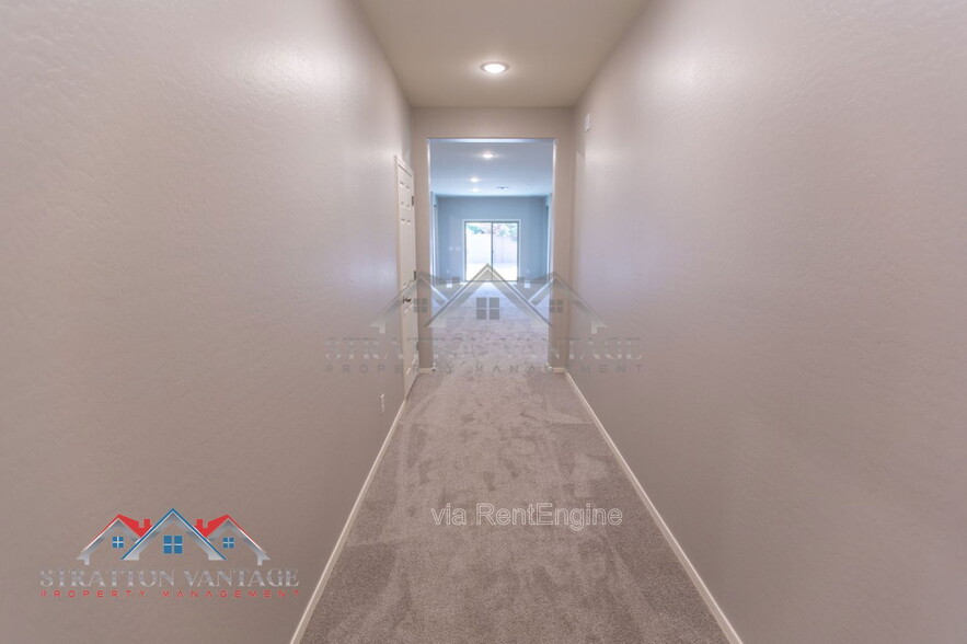 Building Photo - 495 E Rio Pl