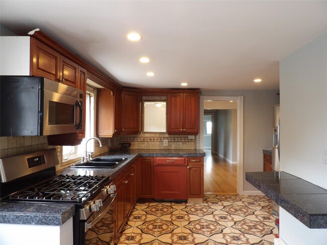 Primary Photo - 12 Maple Ave