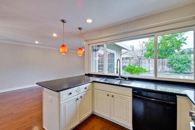Building Photo - Warm and Inviting 3 bedroom, 2 Bath Home