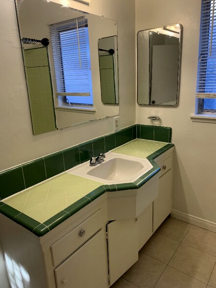 Building Photo - 1850 N La Brea Ave