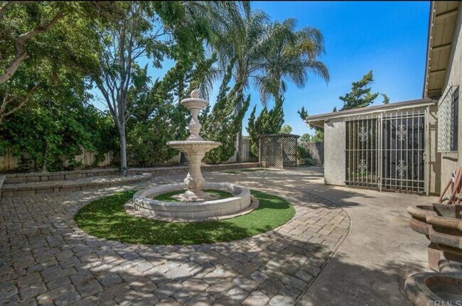 Building Photo - 3 bedroom, 3 bath home in the heart of San...