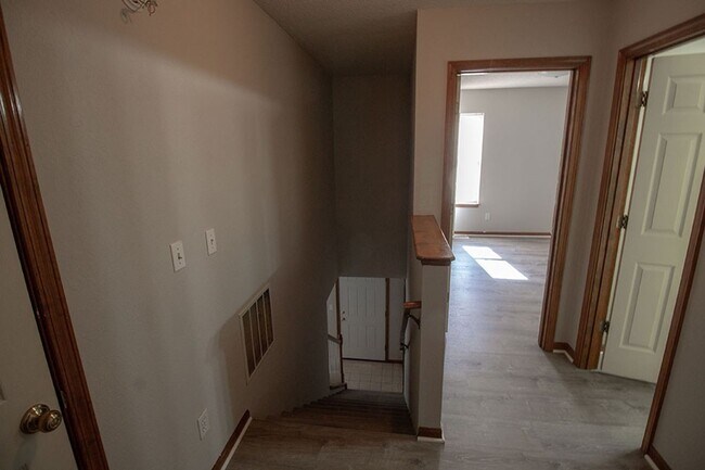 Building Photo - 1316 Valley Creek Ln