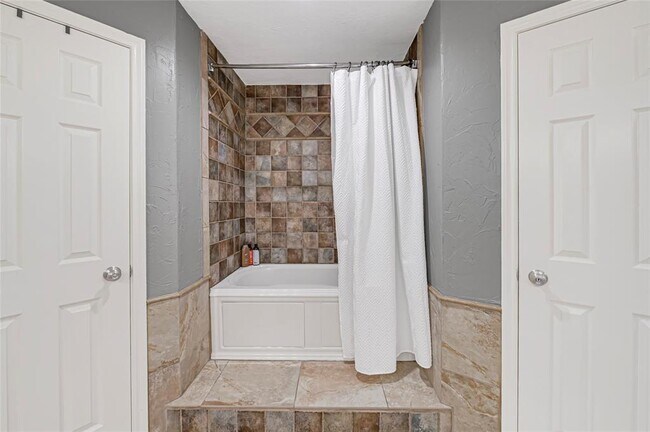 Building Photo - 6018 Gnarled Oaks Ct
