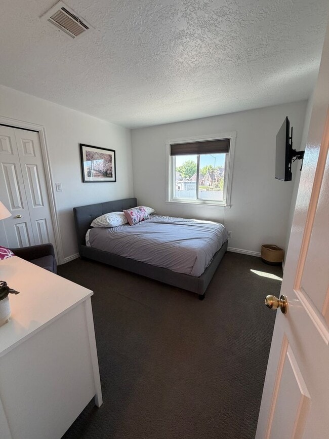 Building Photo - Beautiful 4 bedroom, 3 bathroom Home with a pool!!