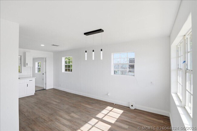 Building Photo - 270 SW 10th Ave