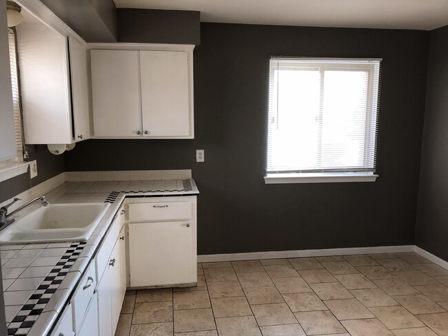 Building Photo - Nice 3bdr/2ba Ranch