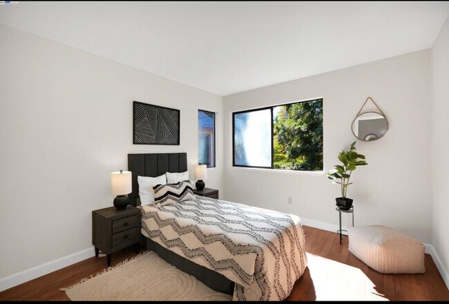 Building Photo - 316 Del Monte Way
