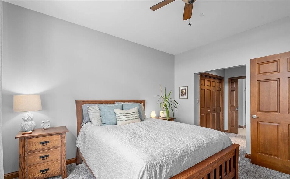 Building Photo - 160 S River St