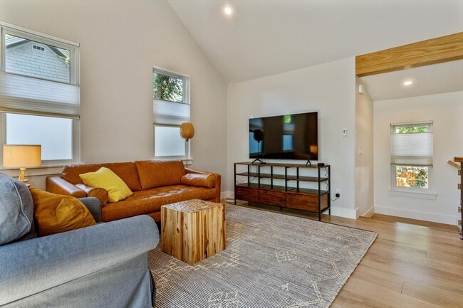 Building Photo - One Bedroom furnished ADU/apartment in The Highlands.