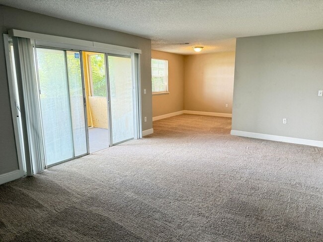 Building Photo - 4022 Versailles Dr