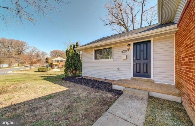 Building Photo - 4207 Woodland Dr