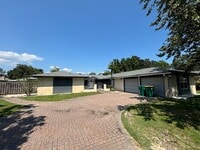 Building Photo - 6 Pinehurst Dr