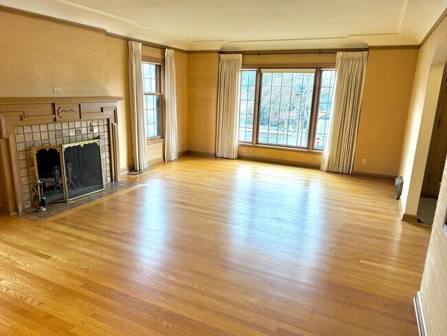 Building Photo - Alameda Neighborhood Pristine Tudor Home, Downtown Views, All The Amenities - A Must See!