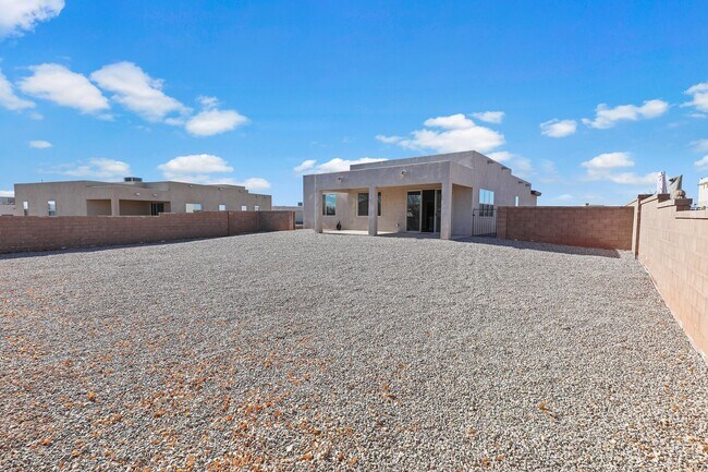 Building Photo - Newer Construction Home located in Mesa Village