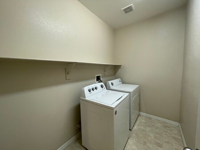 Building Photo - Carry Over Showing: This property has been...