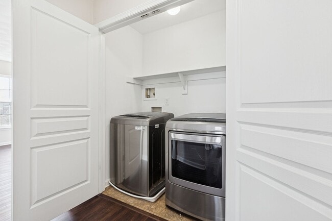 Building Photo - Suffolk Condo- Ready for move in