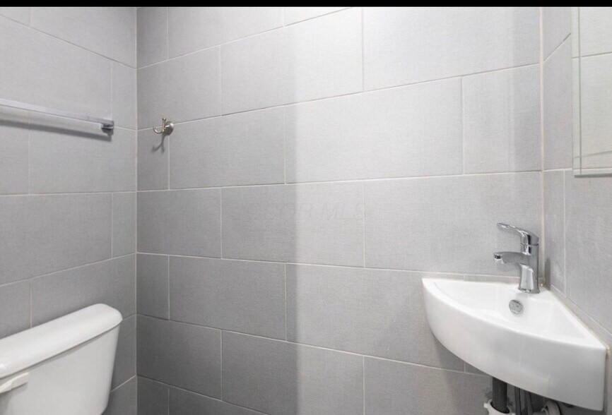 Building Photo - 2411 Indianola Ave