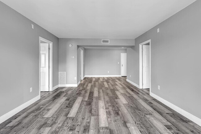 Building Photo - 4158 Inverrary Dr