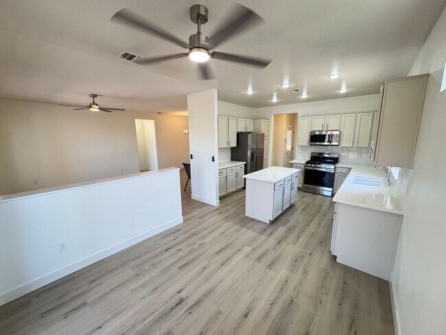 Building Photo - Remodeled 2BD/2BA with Golf & Mountain Vie...
