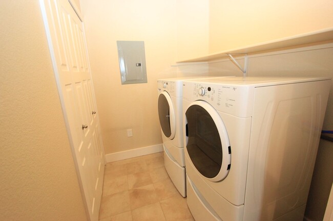 Building Photo - Gorgeous Corner Unit DTC Condo